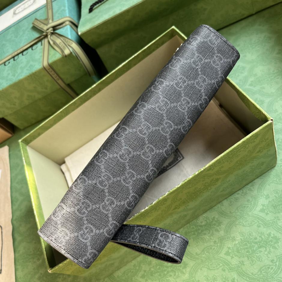 Pochette GG “Con set completo di confezione originale in scatola verde”.