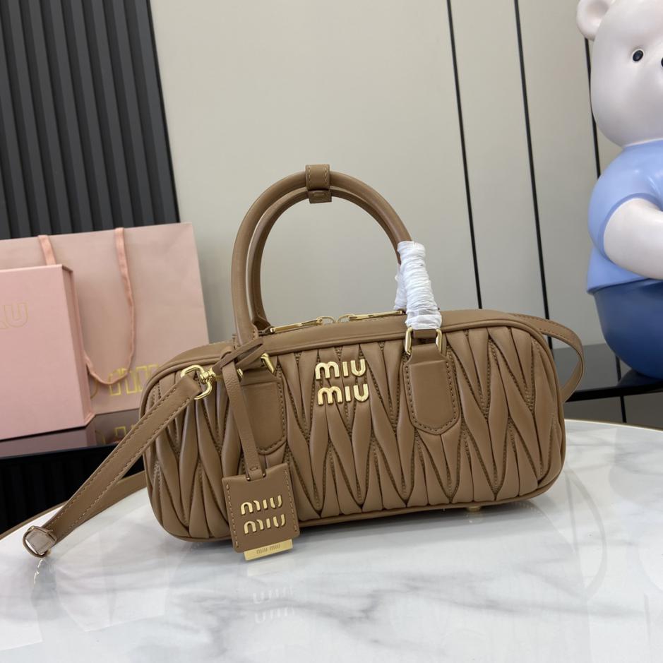 Con set completo di confezioni originali da banco” MIU MIU Arcadie Matelasse borsa a tracolla da bowling media in pelle di pecora da 27 cm