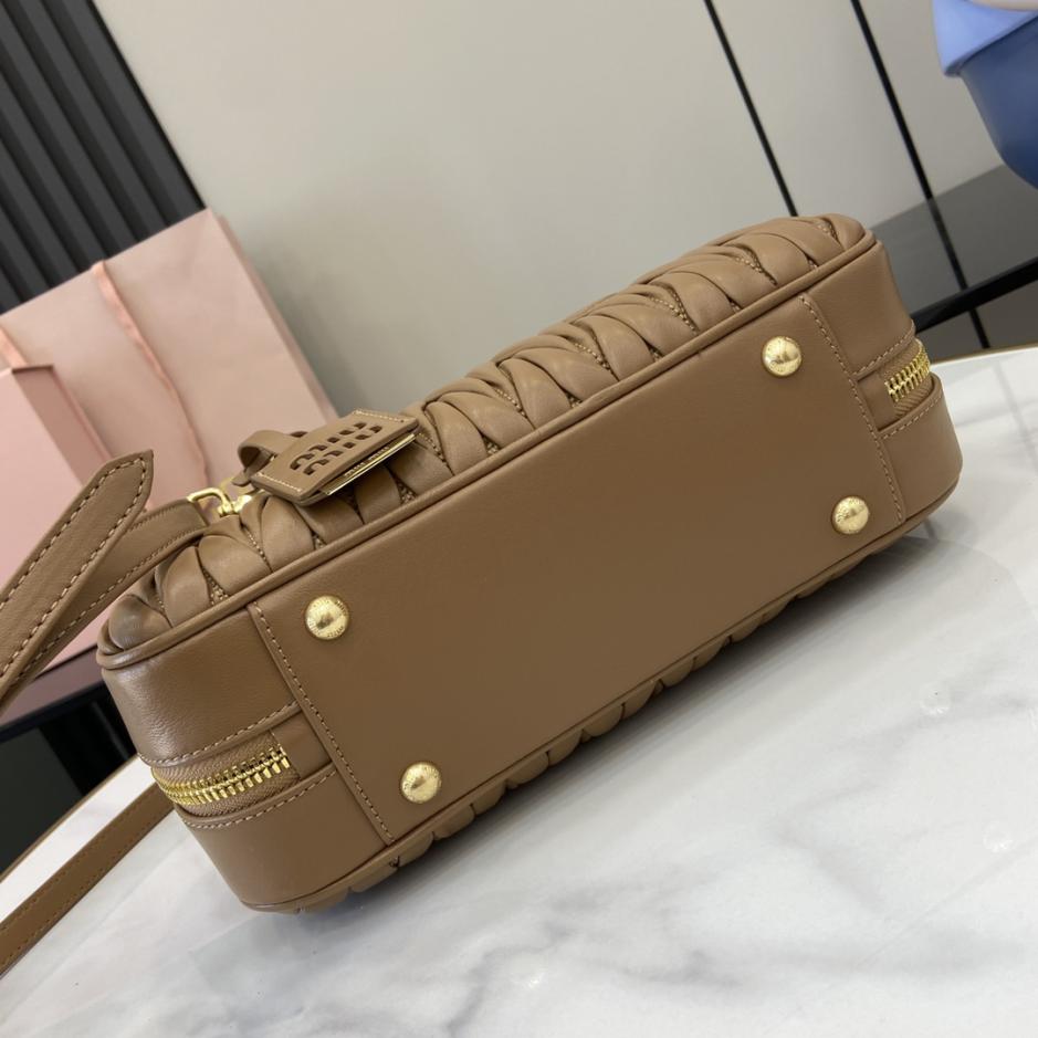 Con set completo di confezioni originali da banco” MIU MIU Arcadie Matelasse borsa a tracolla da bowling media in pelle di pecora da 27 cm