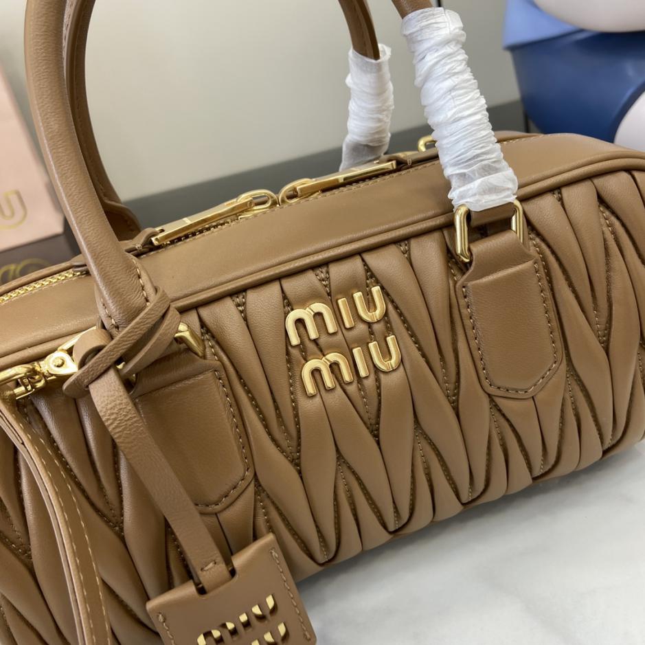 Con set completo di confezioni originali da banco” MIU MIU Arcadie Matelasse borsa a tracolla da bowling media in pelle di pecora da 27 cm