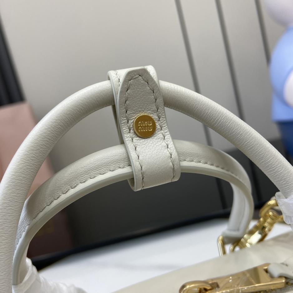 Con set completo di confezioni originali da banco” MIU MIU Arcadie Matelasse borsa a tracolla da bowling media in pelle di pecora da 27 cm