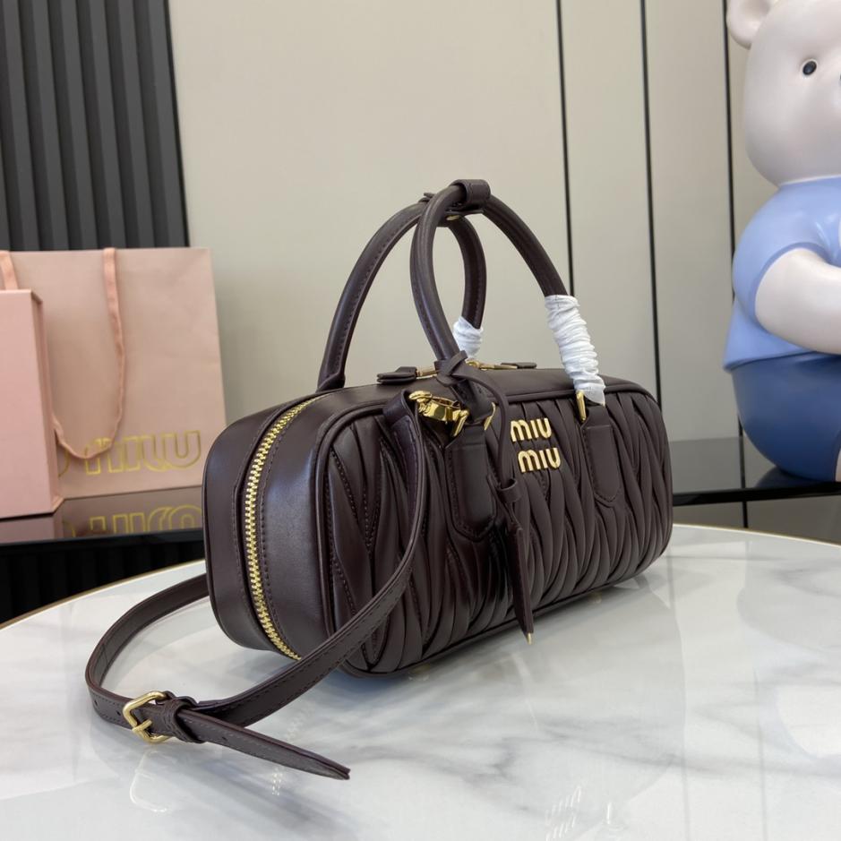 Con set completo di confezioni originali da banco” MIU MIU Arcadie Matelasse borsa a tracolla da bowling media in pelle di pecora da 27 cm