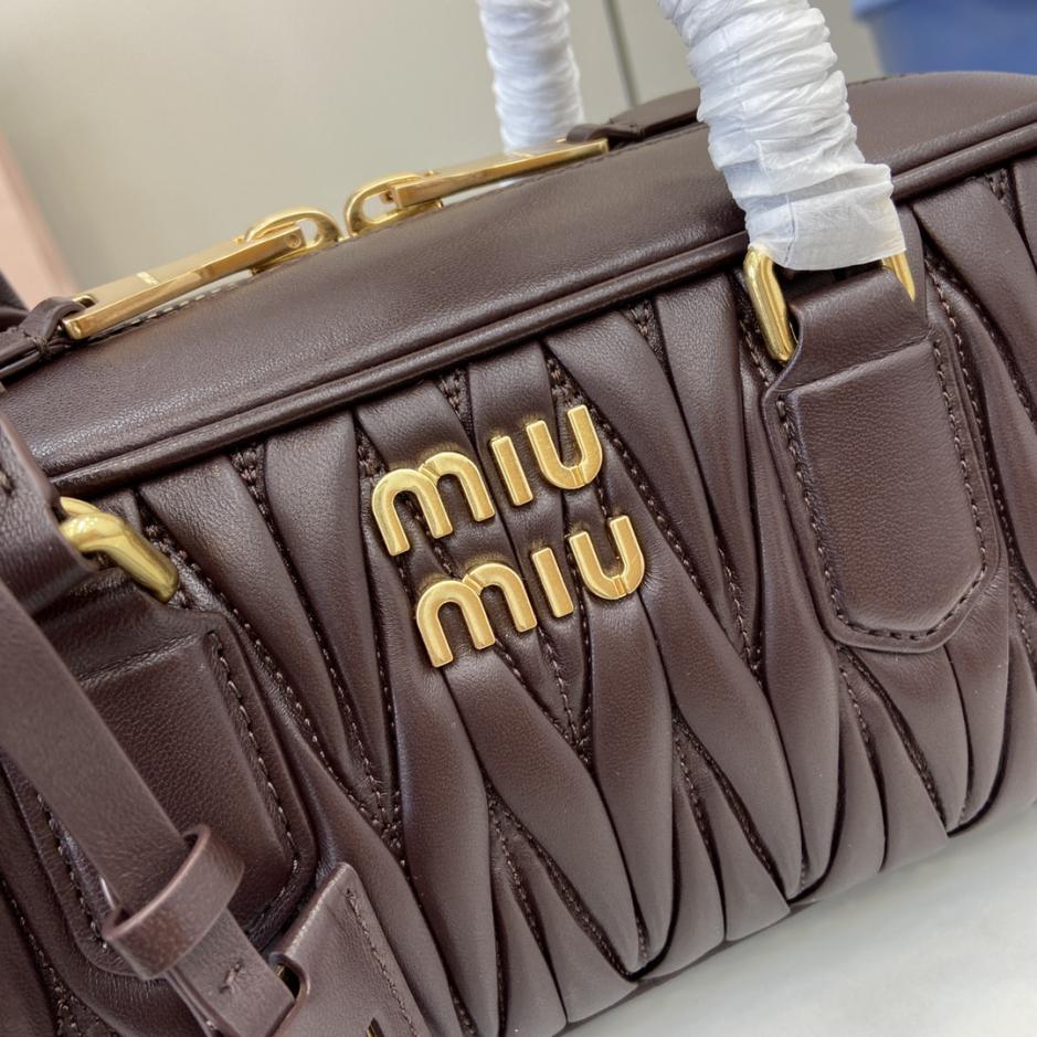 Con set completo di confezioni originali da banco” MIU MIU Arcadie Matelasse borsa a tracolla da bowling media in pelle di pecora da 27 cm