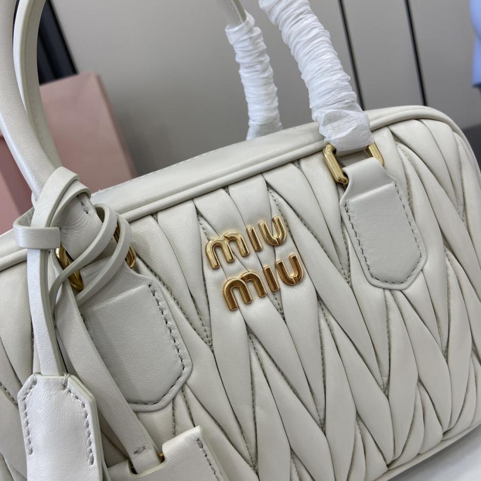 Con set completo di confezioni originali da banco” Borsa a tracolla da bowling media MIU MIU Arcadie Matelasse in pelle di pecora