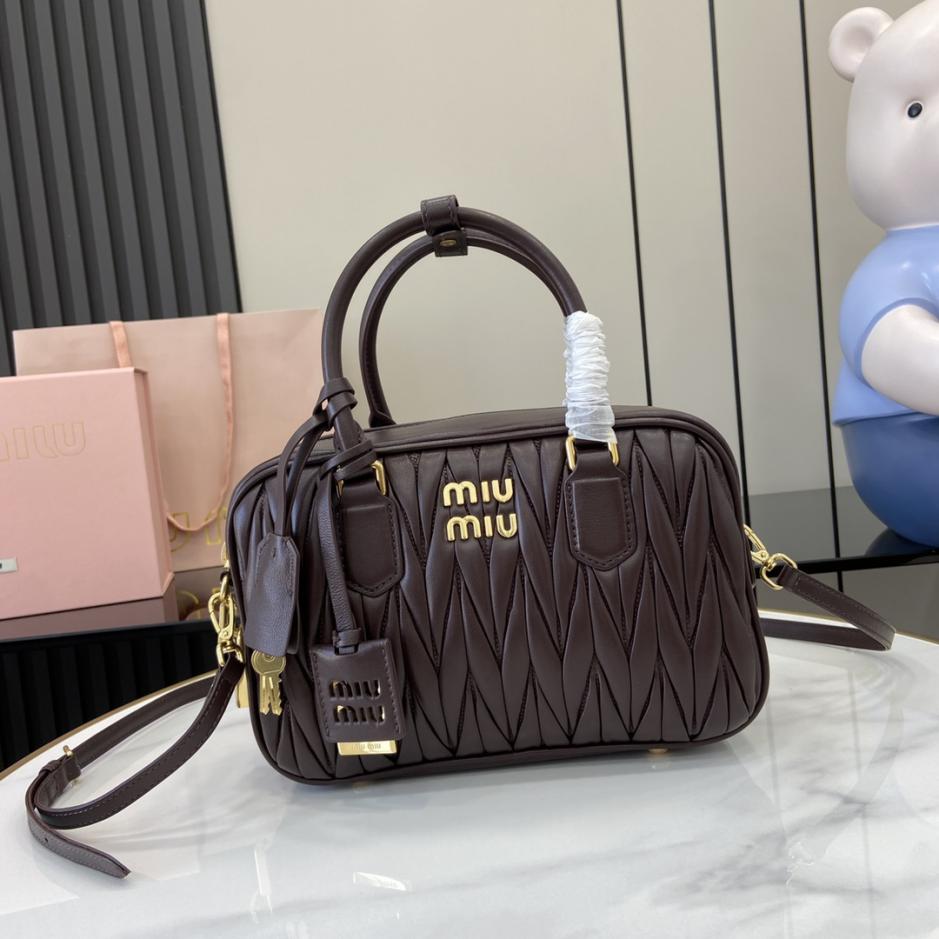 Con set completo di confezioni originali da banco” Borsa a tracolla da bowling media MIU MIU Arcadie Matelasse in pelle di pecora