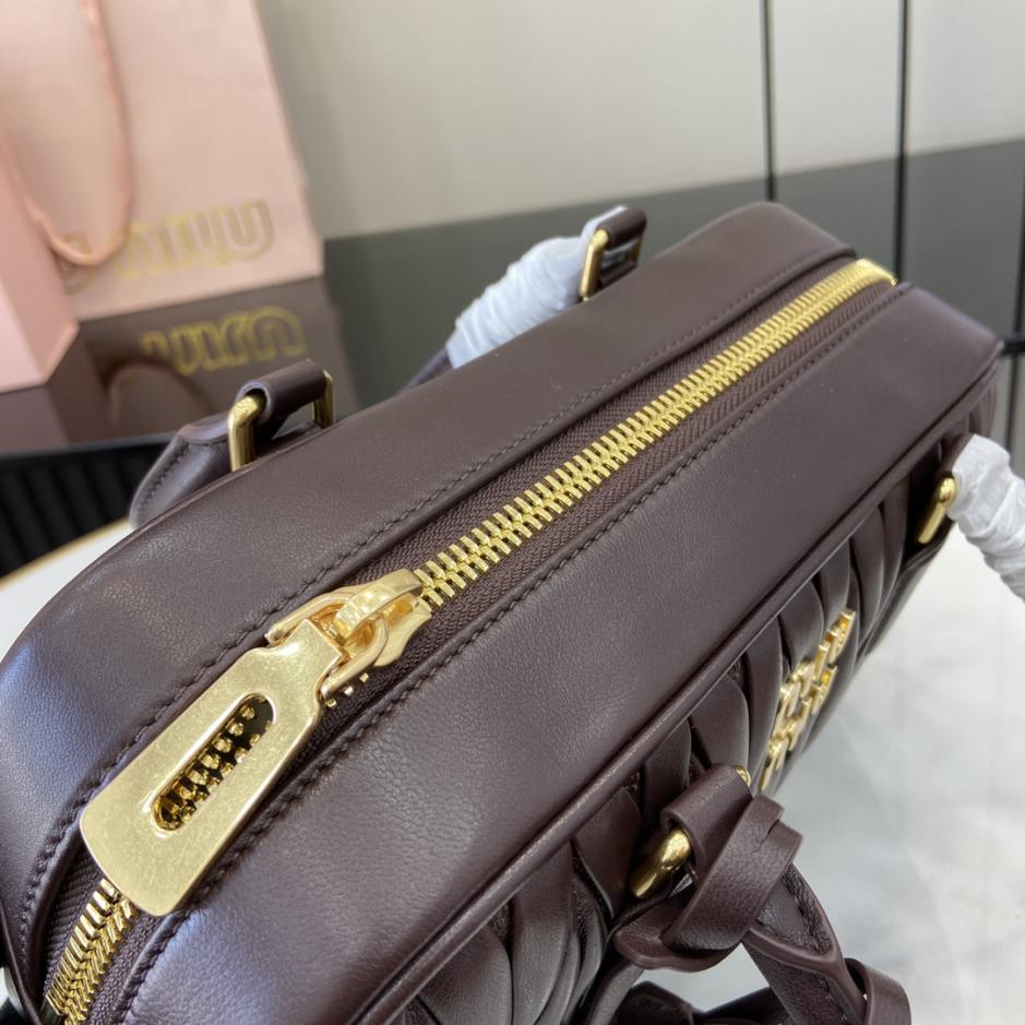 Con set completo di confezioni originali da banco” Borsa a tracolla da bowling media MIU MIU Arcadie Matelasse in pelle di pecora