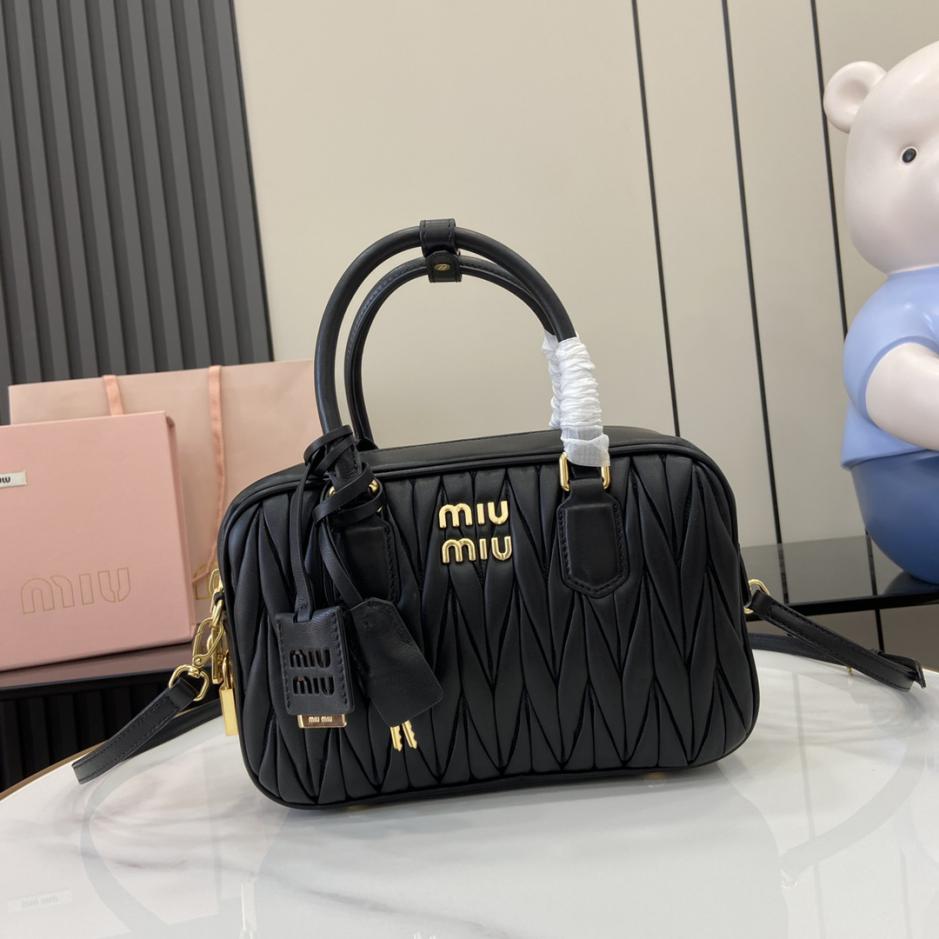 Con set completo di confezioni originali da banco” Borsa a tracolla da bowling media MIU MIU Arcadie Matelasse in pelle di pecora