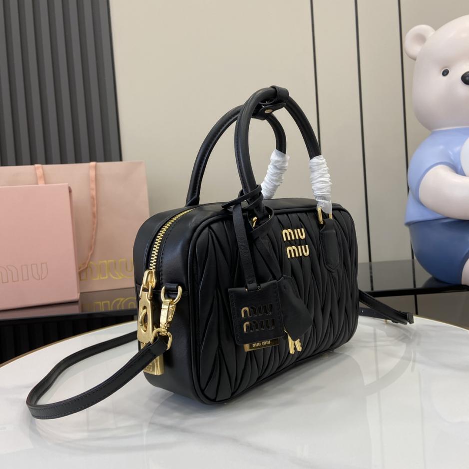 Con set completo di confezioni originali da banco” Borsa a tracolla da bowling media MIU MIU Arcadie Matelasse in pelle di pecora