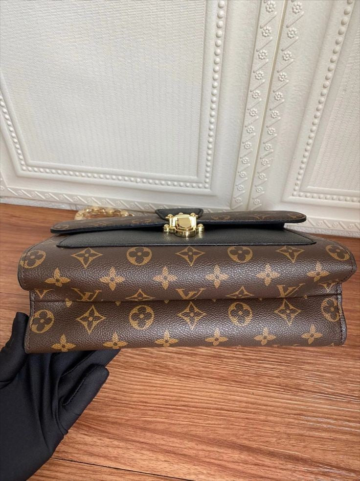 Louis Vuitton Victoire in Tela Monogram e Pelle