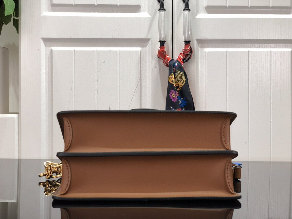 Louis Vuitton Dauphine MM in Tela Monogram e Monogram Reverse