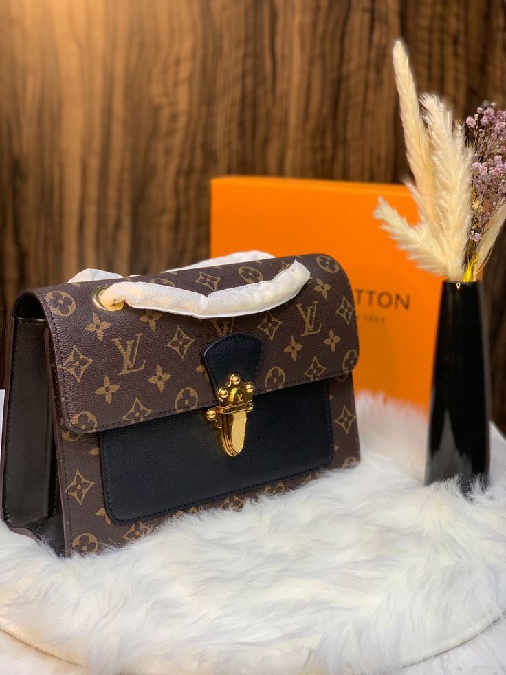 Louis Vuitton Victoire in Tela Monogram