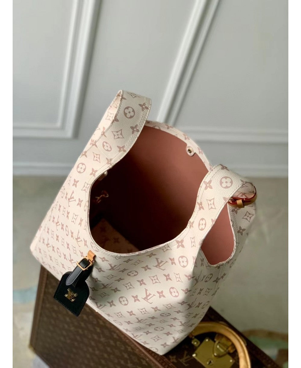 Louis Vuitton Atlantis GM in Tela Monogram Dune