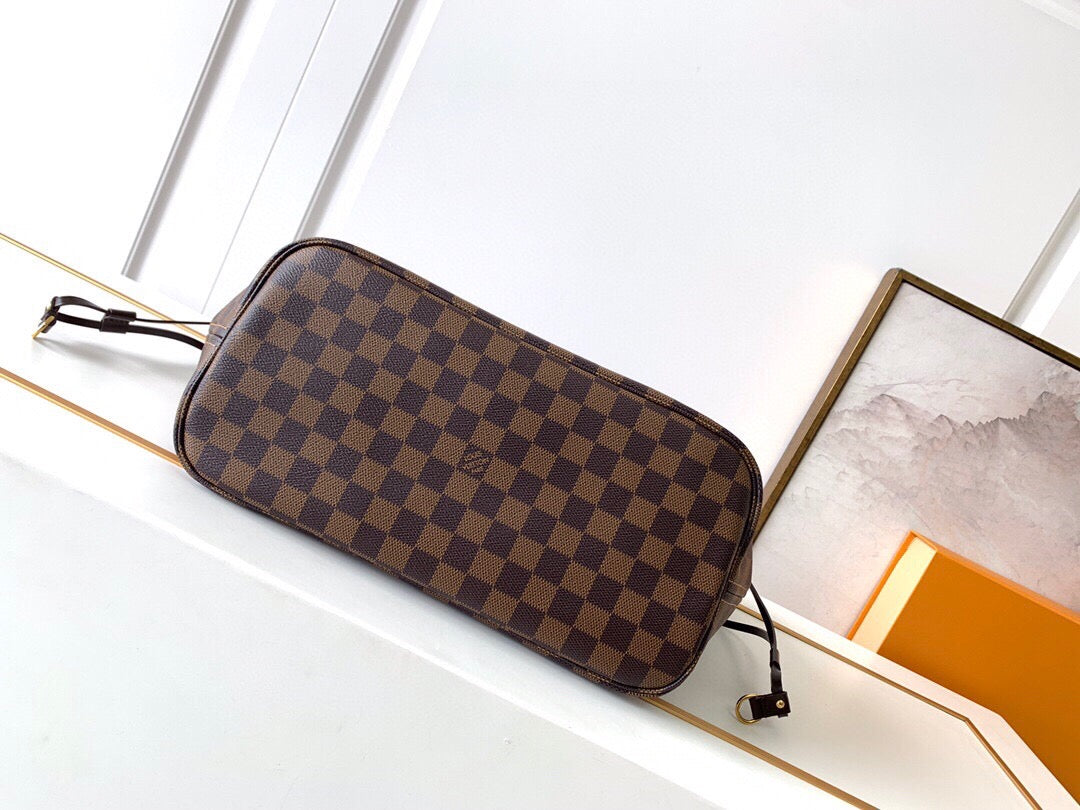 Louis Vuitton Neverfull MM in Tela Monogram - Rosso Ciliegia